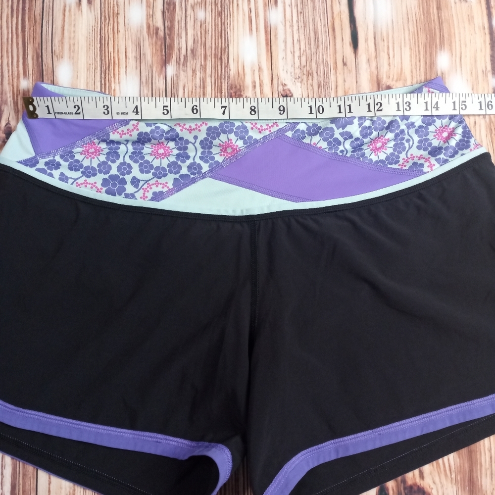 LULULEMON GROOVY RUN FLORAL SHORT BLACK/ QUILT/ POWER PURPLE, SIZE 6 - Picture 10 of 13